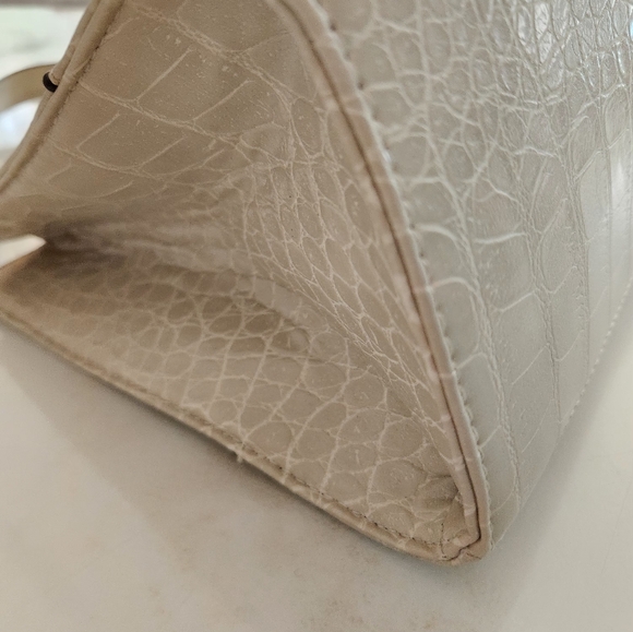 Anne Klein Cream and Gold hardware Faux Alligator Shoulder bag in EUC! - Picture 4 of 15